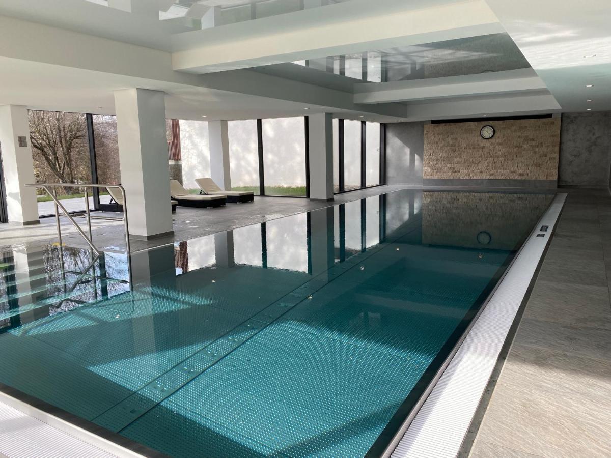 Koenigs Appartement Mit Pool Schluchsee Esterno foto